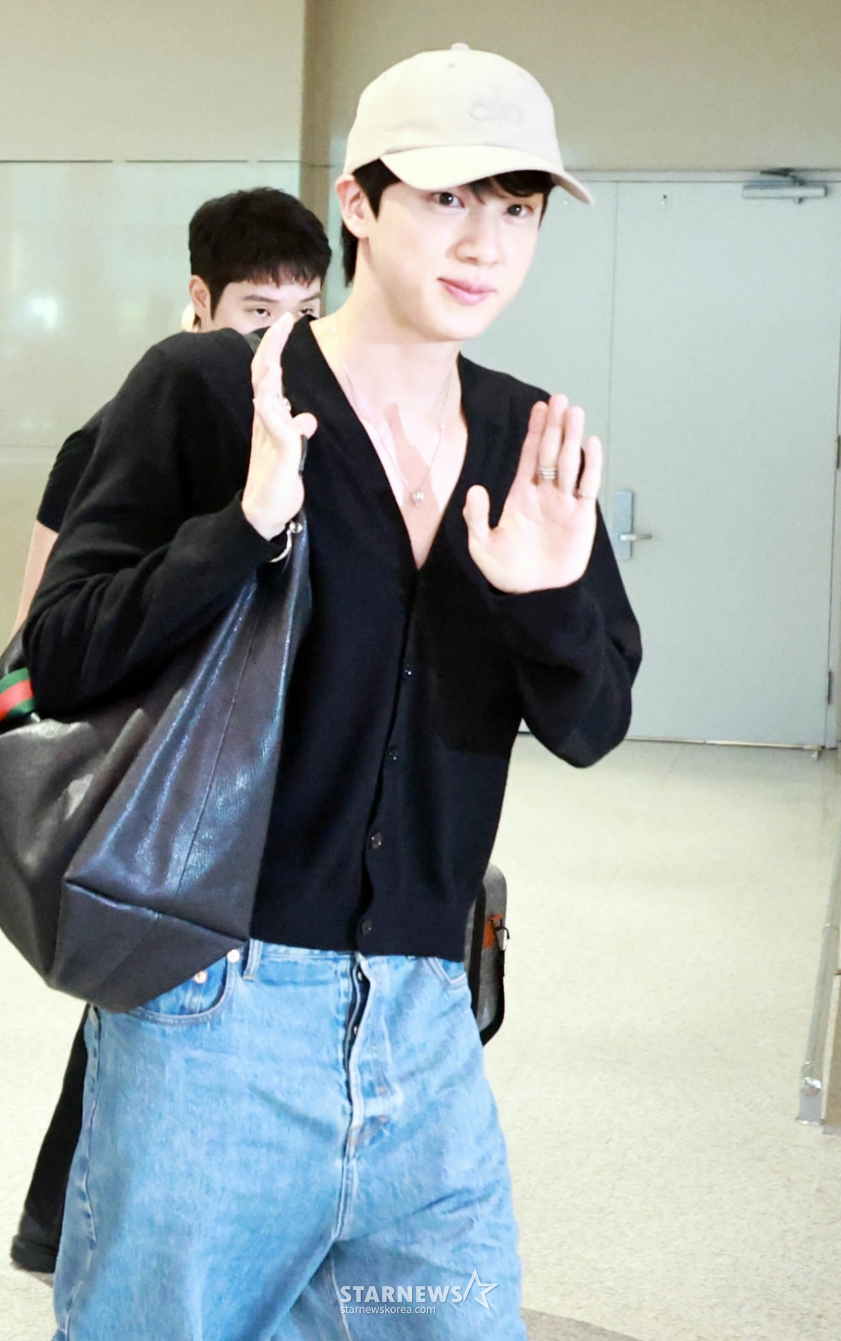 BTS 진 '스윗한 인사'[★포토]