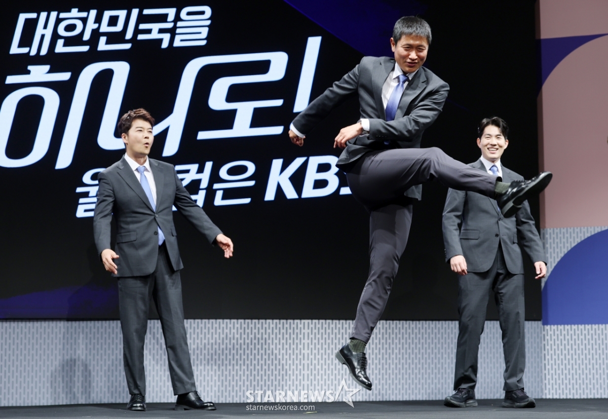 전현무-남현종, 레전드 이영표 킥에 깜짝![★포토]