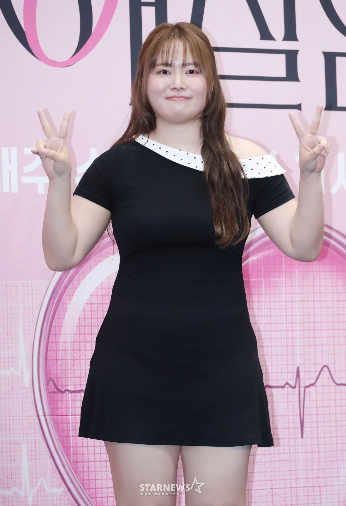 찰스엔터 '깜찍 브이'[★포토]