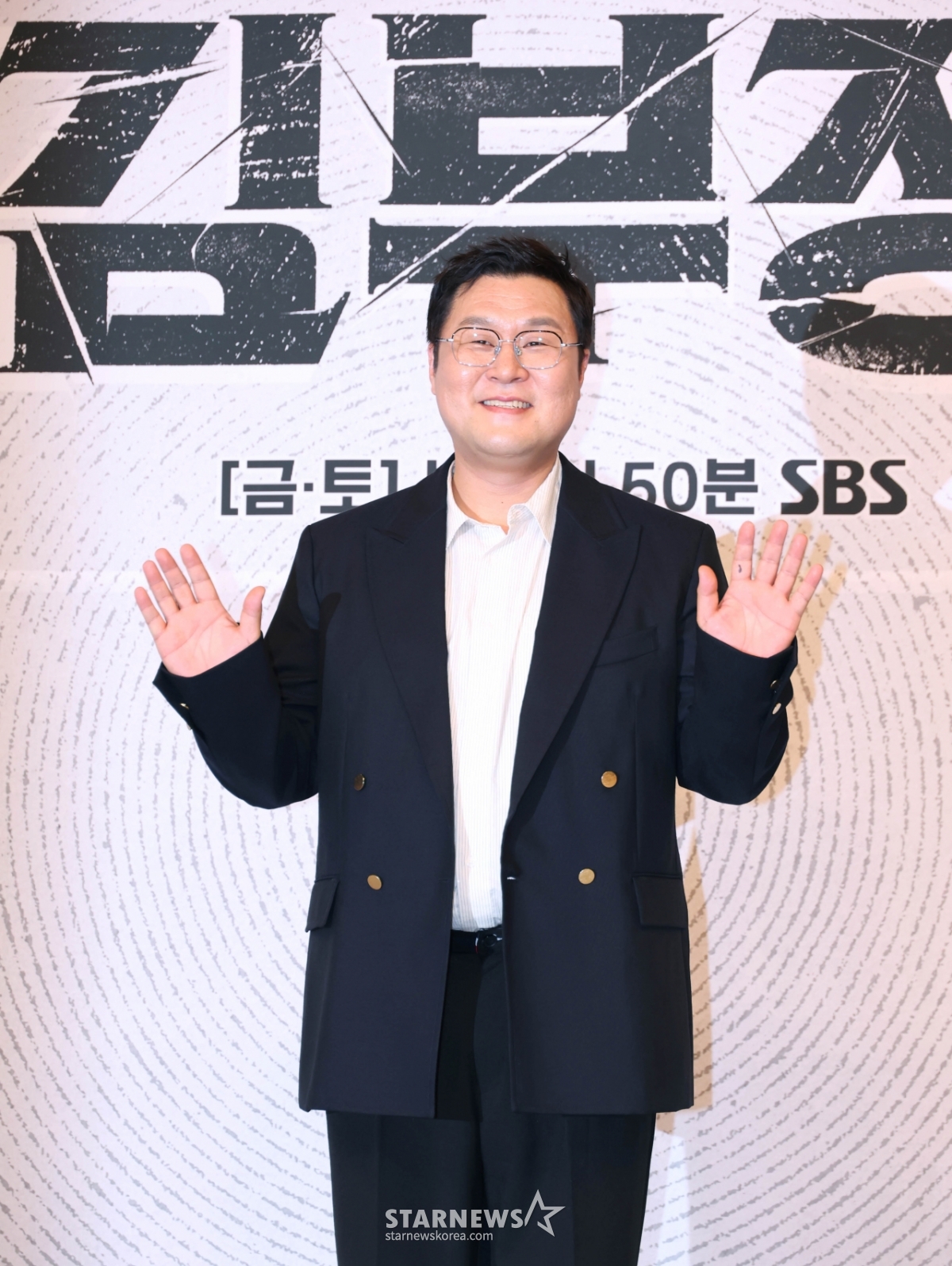 윤경호 '여유로운 손인사'[★포토]