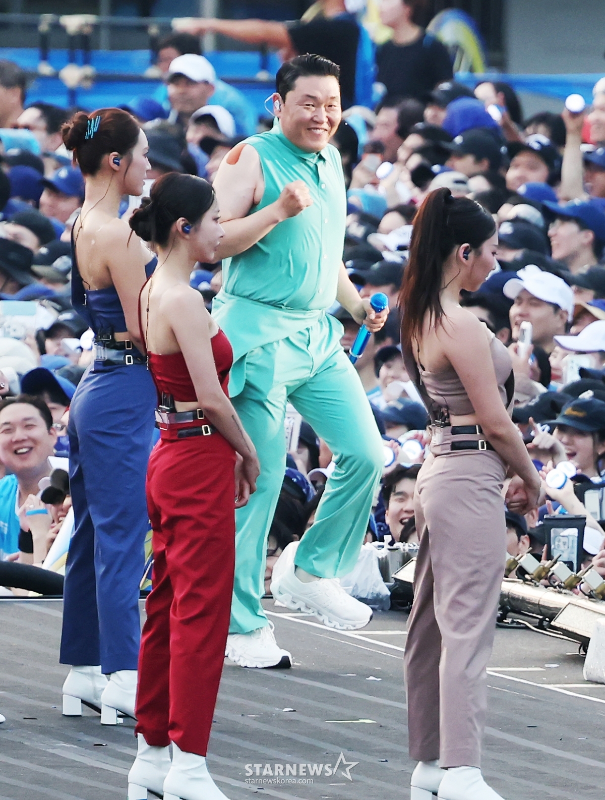 싸이 '혼자 신났어요'[★포토]