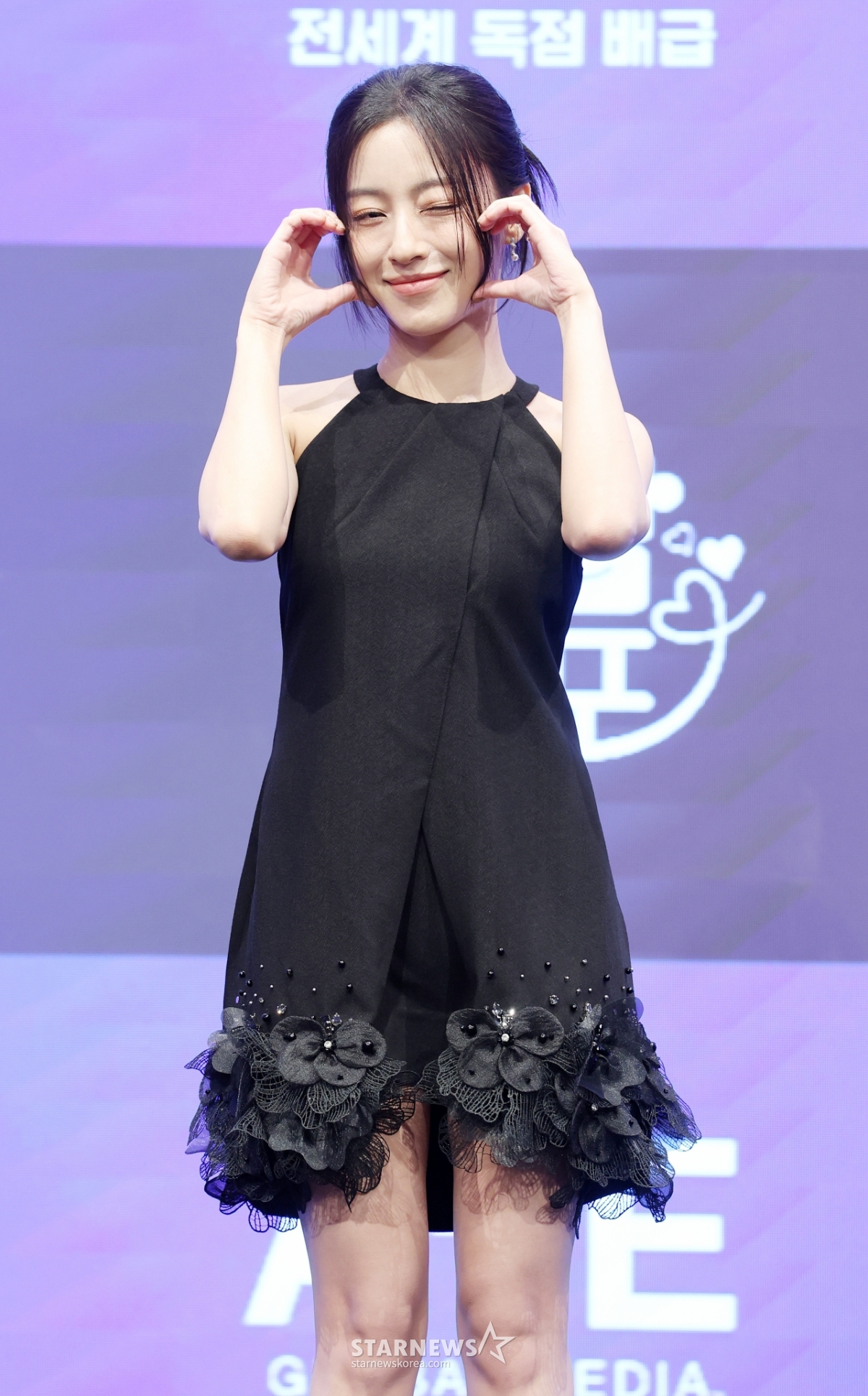 강민아, 볼하트로 완성한 예쁨[★포토]