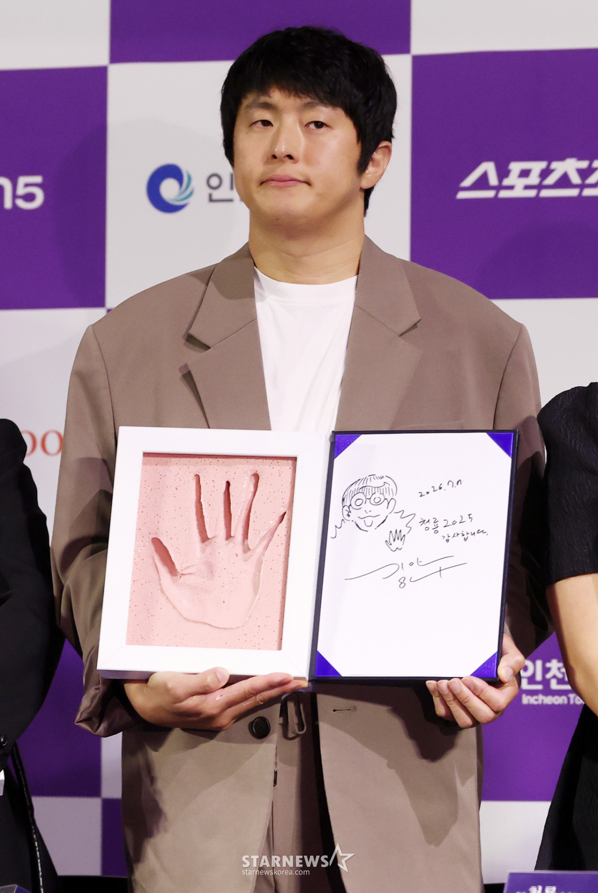 기안84, 청룡 핸드프린팅 감사합니다[★포토]