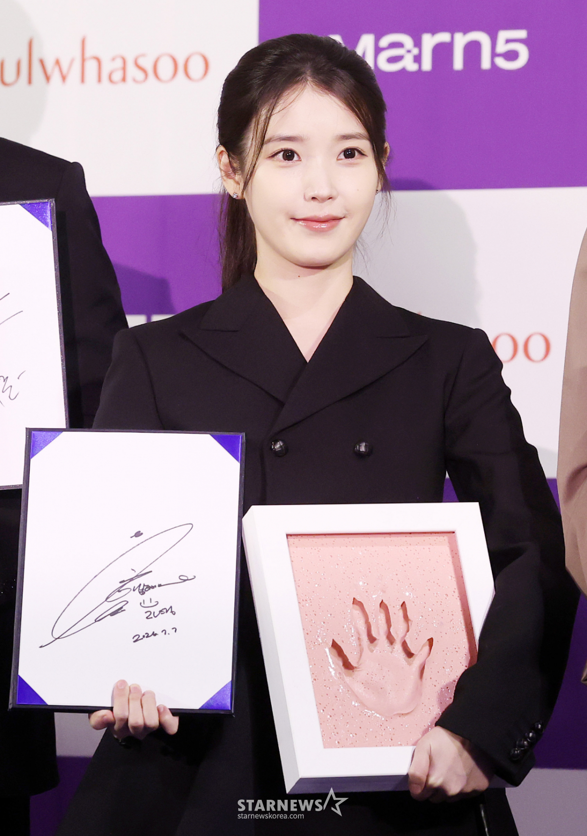 아이유, 핸드프린팅도 자그마해[★포토]