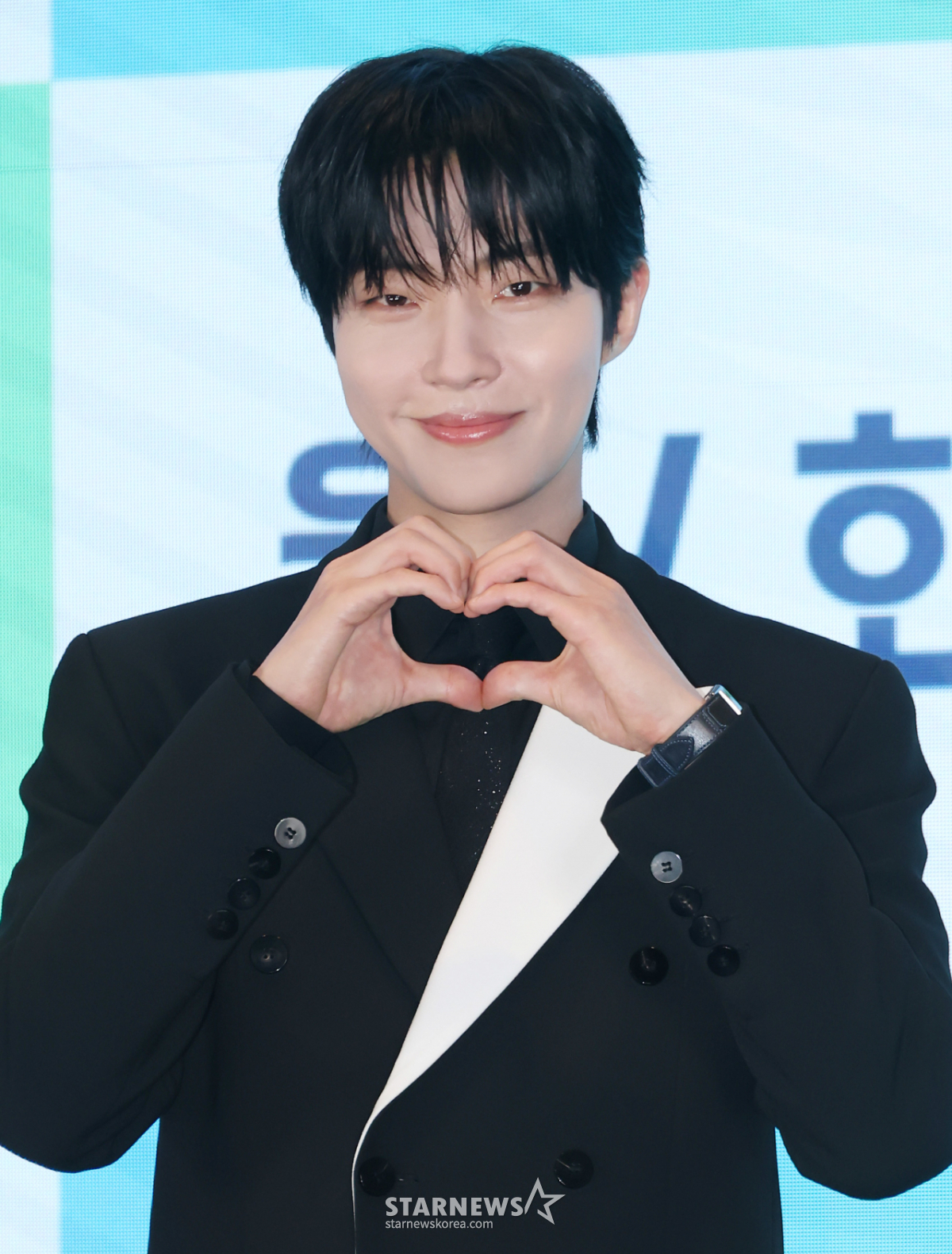 황인엽 '심장 떨리는 손하트'[★포토]