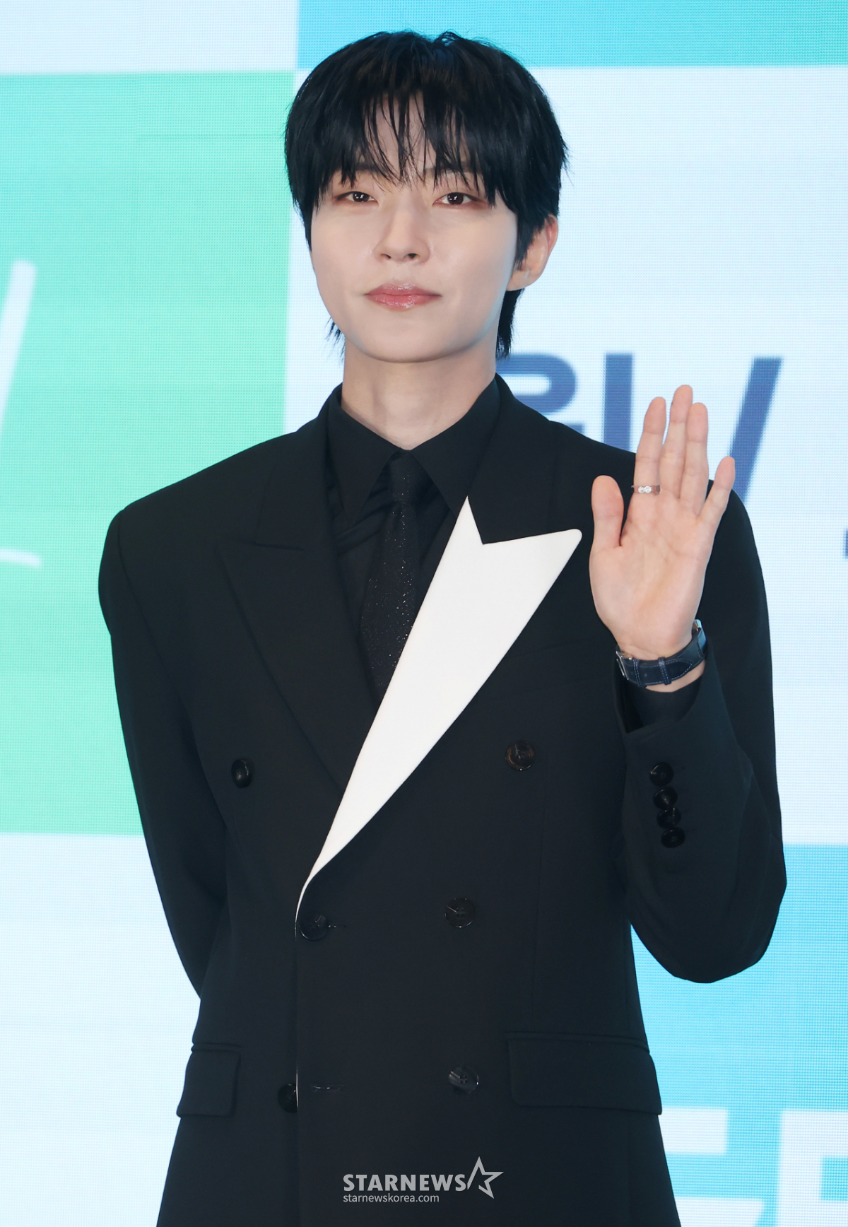 황인엽 '시크한 손인사'[★포토]
