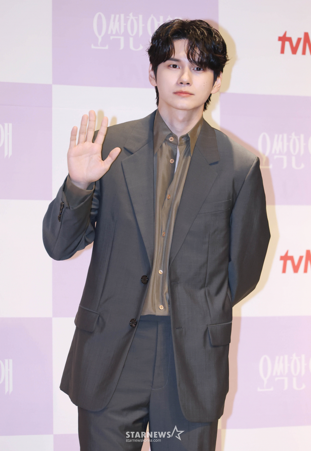 옹성우 '여심 잡는 손인사'[★포토]