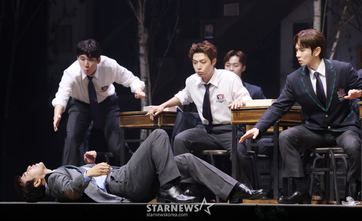 오만석, 전과 다른 선생님의 모습[★포토]