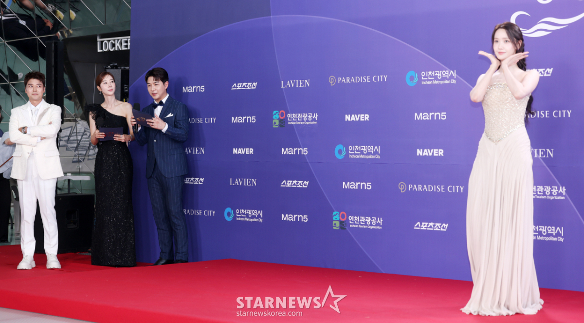 전현무, 윤아 독사진을 위한 자리 피하기[★포토]
