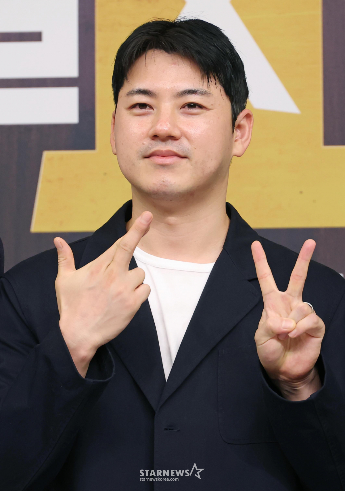 포즈 취하는 '재벌X형사2' 김재홍 감독[★포토]