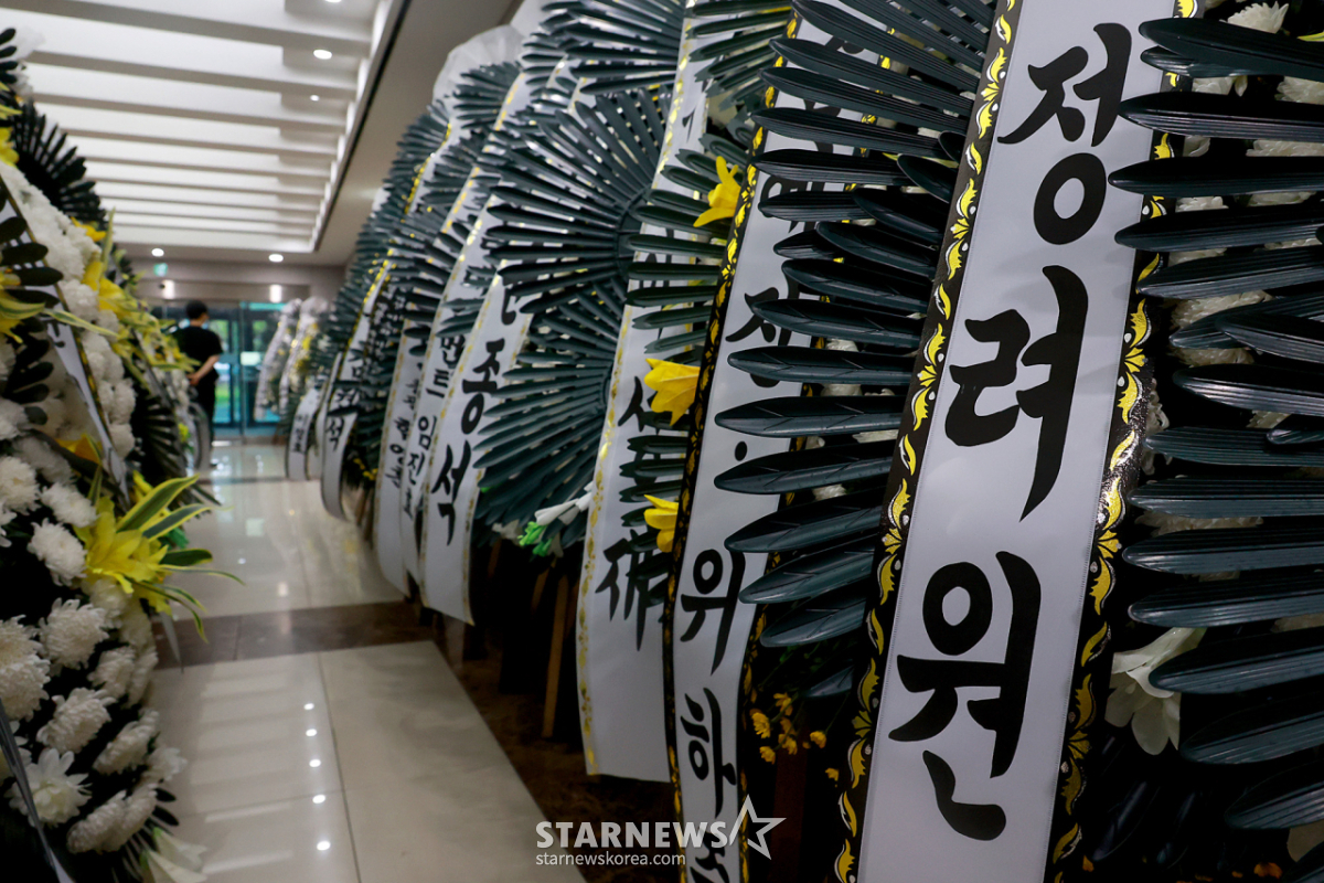 고 안판석 감독 빈소에 놓인 조화[★포토]