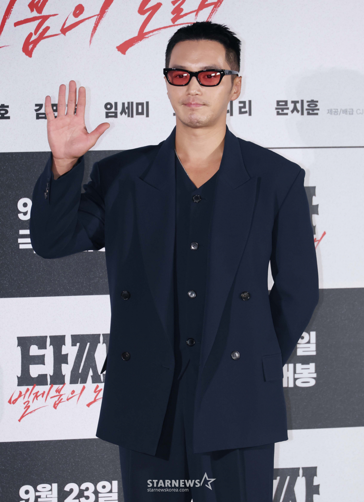 변요한 '진지한 손인사'[★포토]