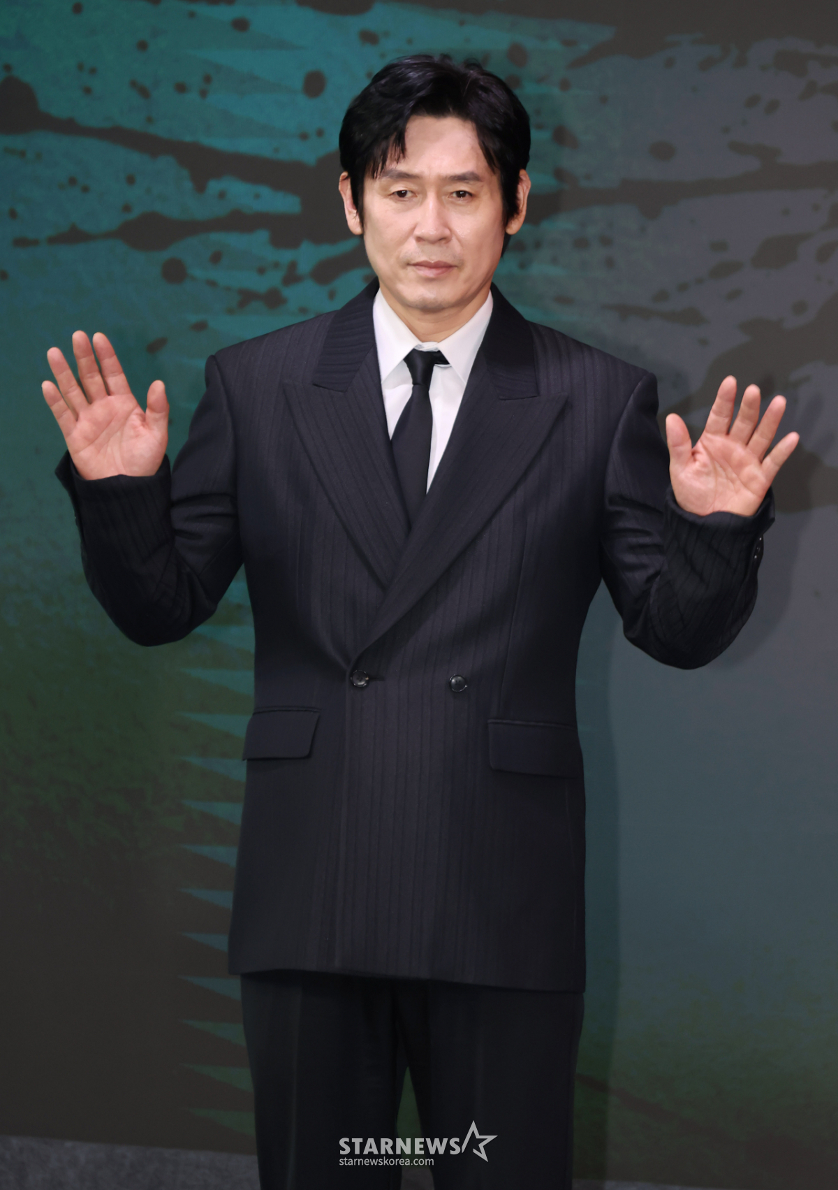 설경구 '시크한 손인사'[★포토]