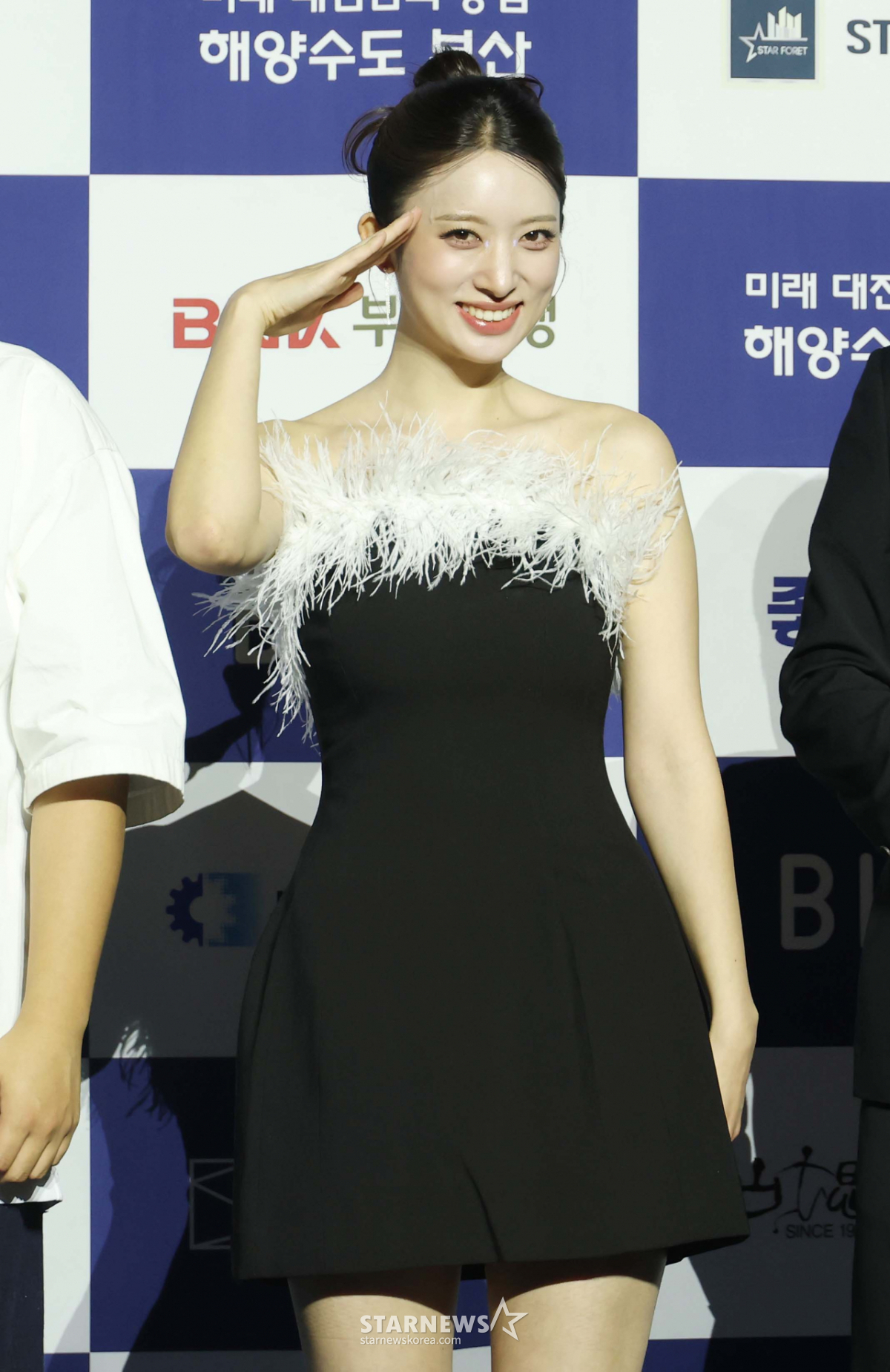 손민경 '깜찍한 거수경례'[★포토]