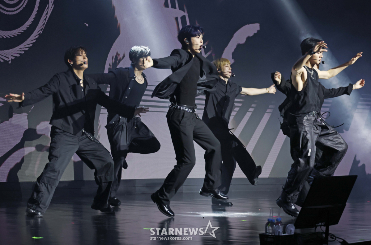 SF9 '힘 넘치는 컴백 무대'[★포토]