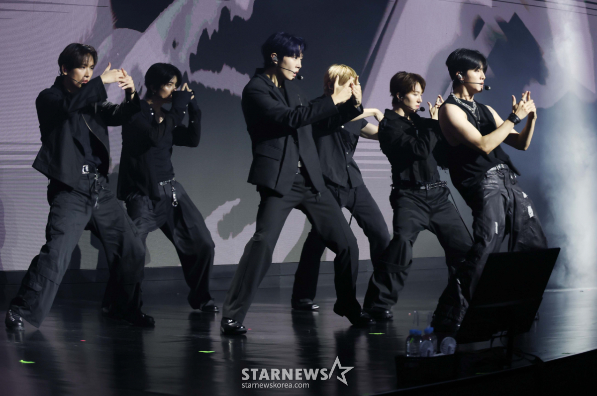 SF9 '섹시한 컴백 무대'[★포토]