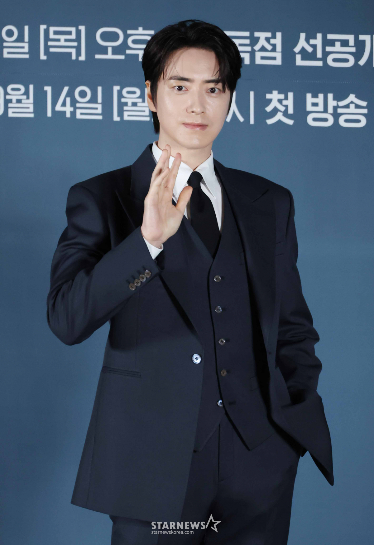 이준혁 '완벽한 손인사'[★포토]