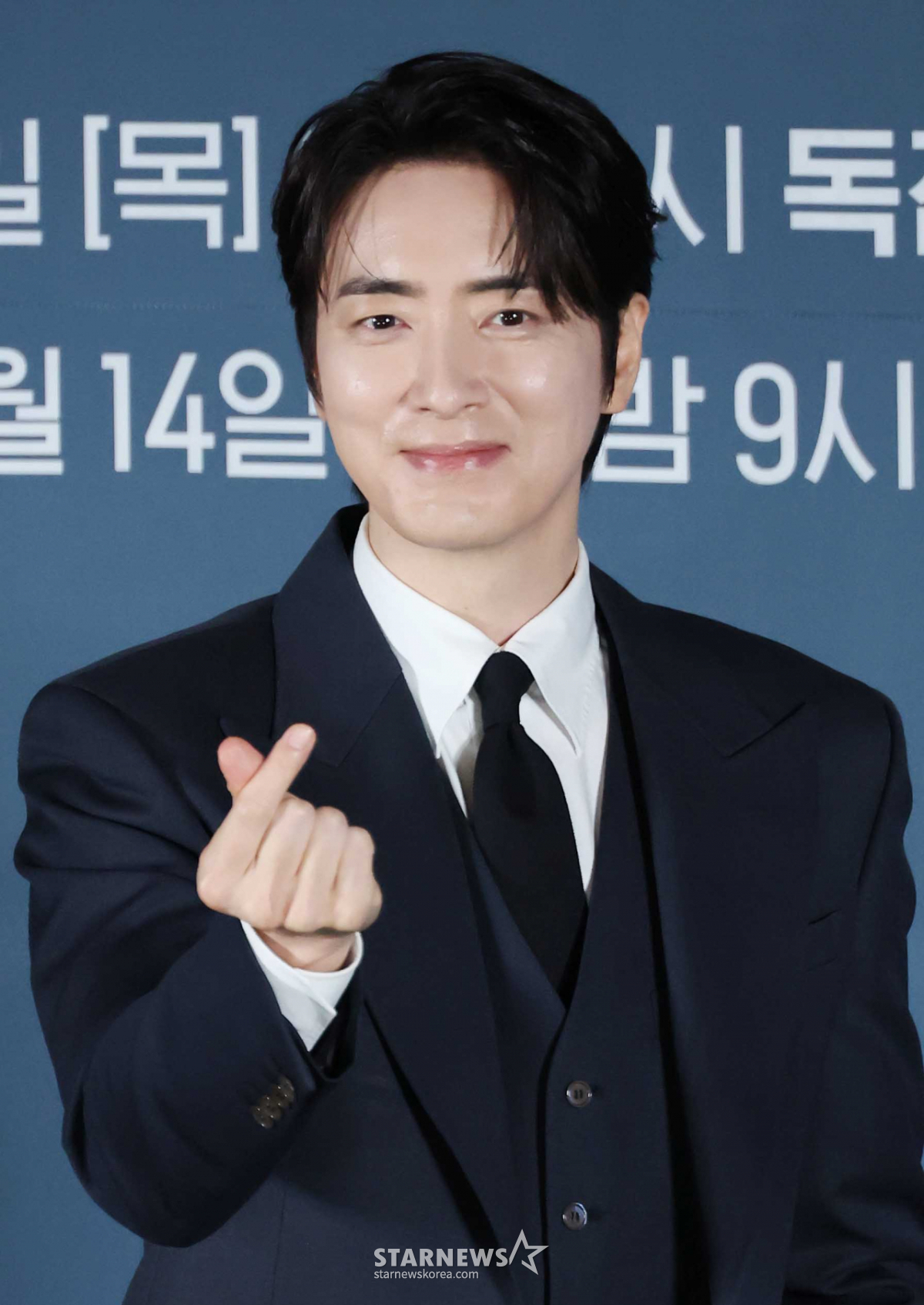 이준혁 '여심 잡는 손하트'[★포토]