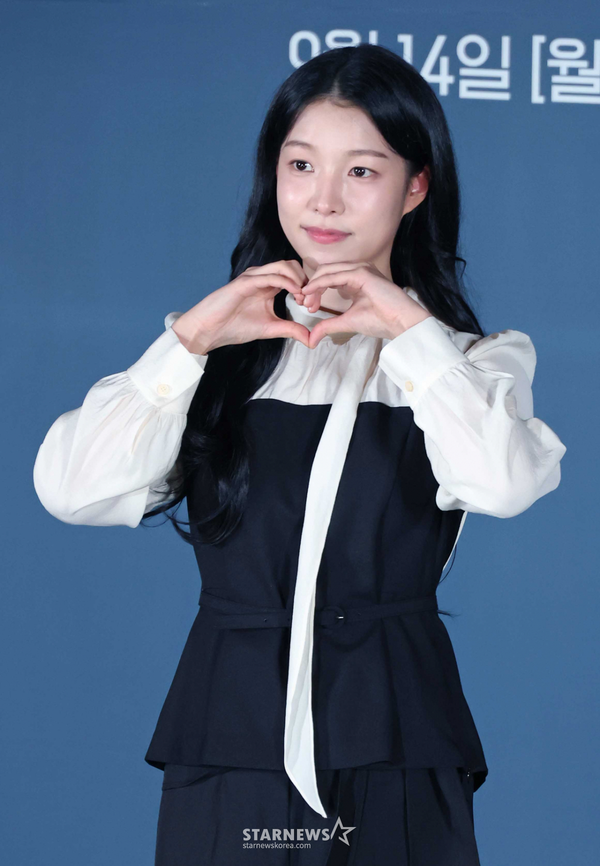 백예인 '깜찍한 손하트'[★포토]