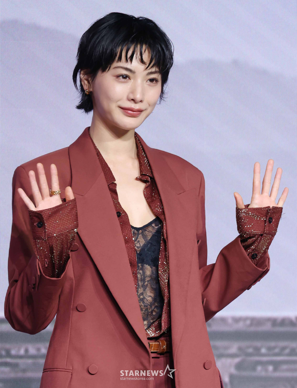 나나 '사랑스런 손인사'[★포토]