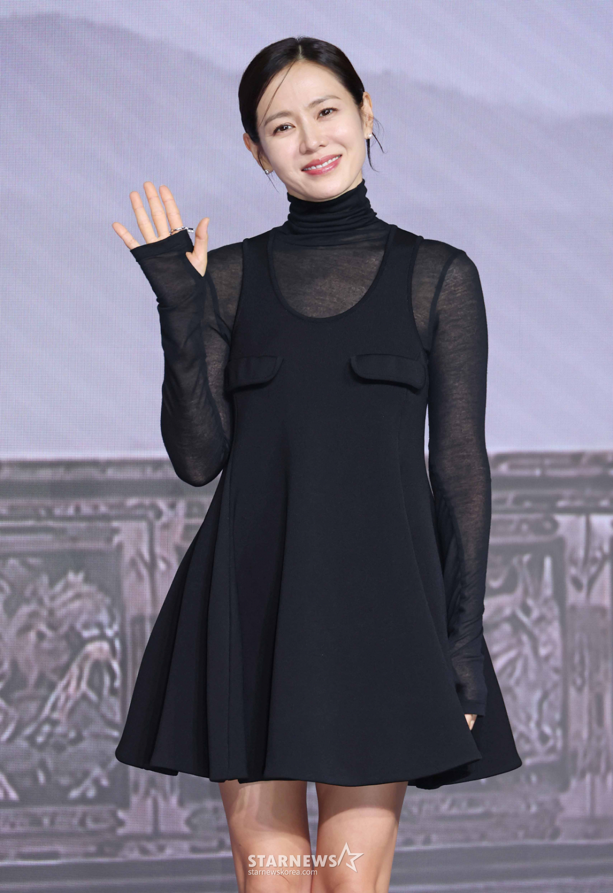 손예진 '완벽한 손인사'[★포토]