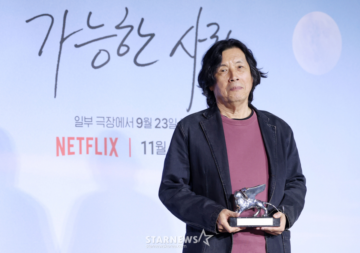 이창동 감독, 베니스에서 온 은사자상과 함께[★포토]