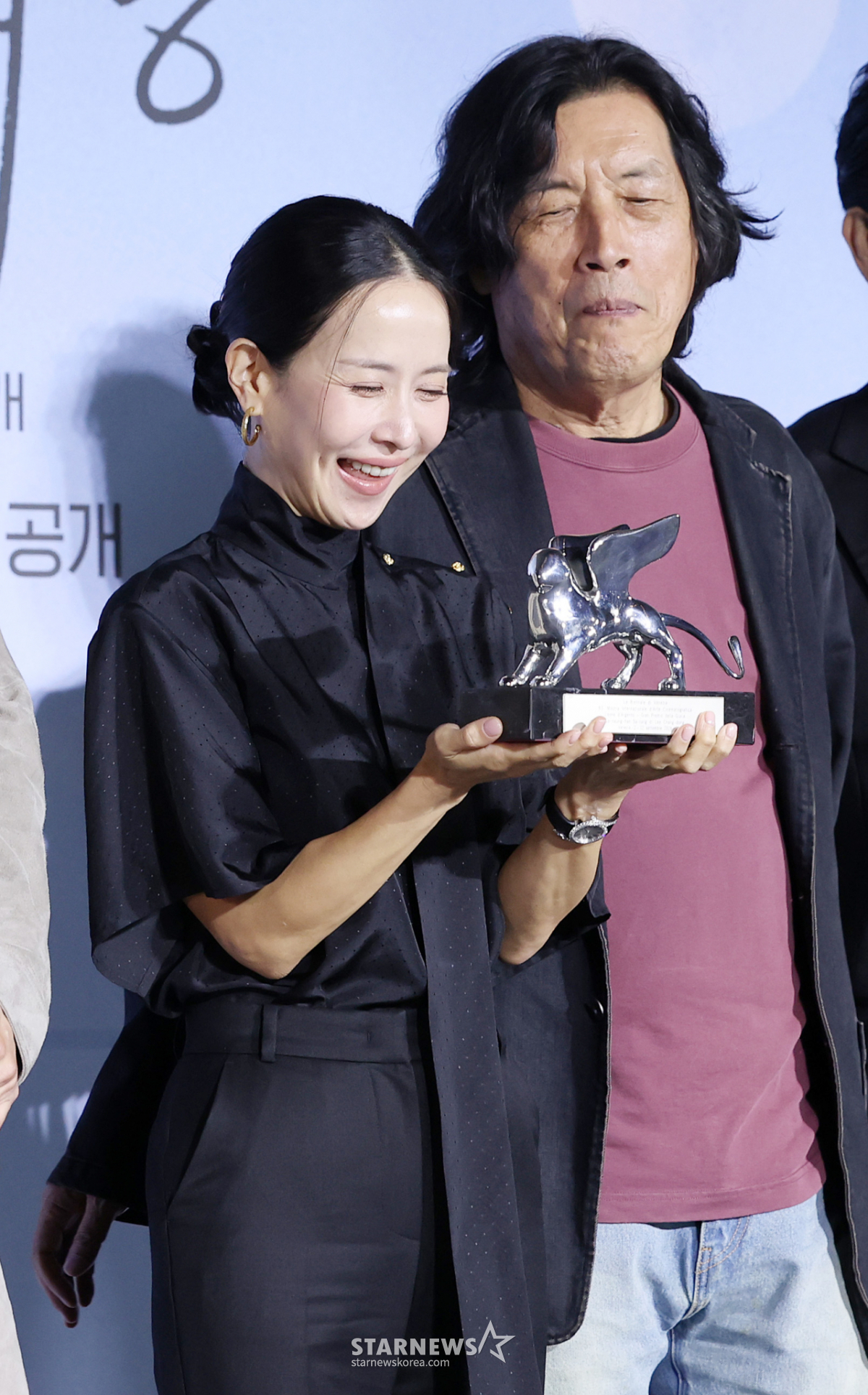 조여정, 빛나는 은사자상 보고 활짝[★포토]