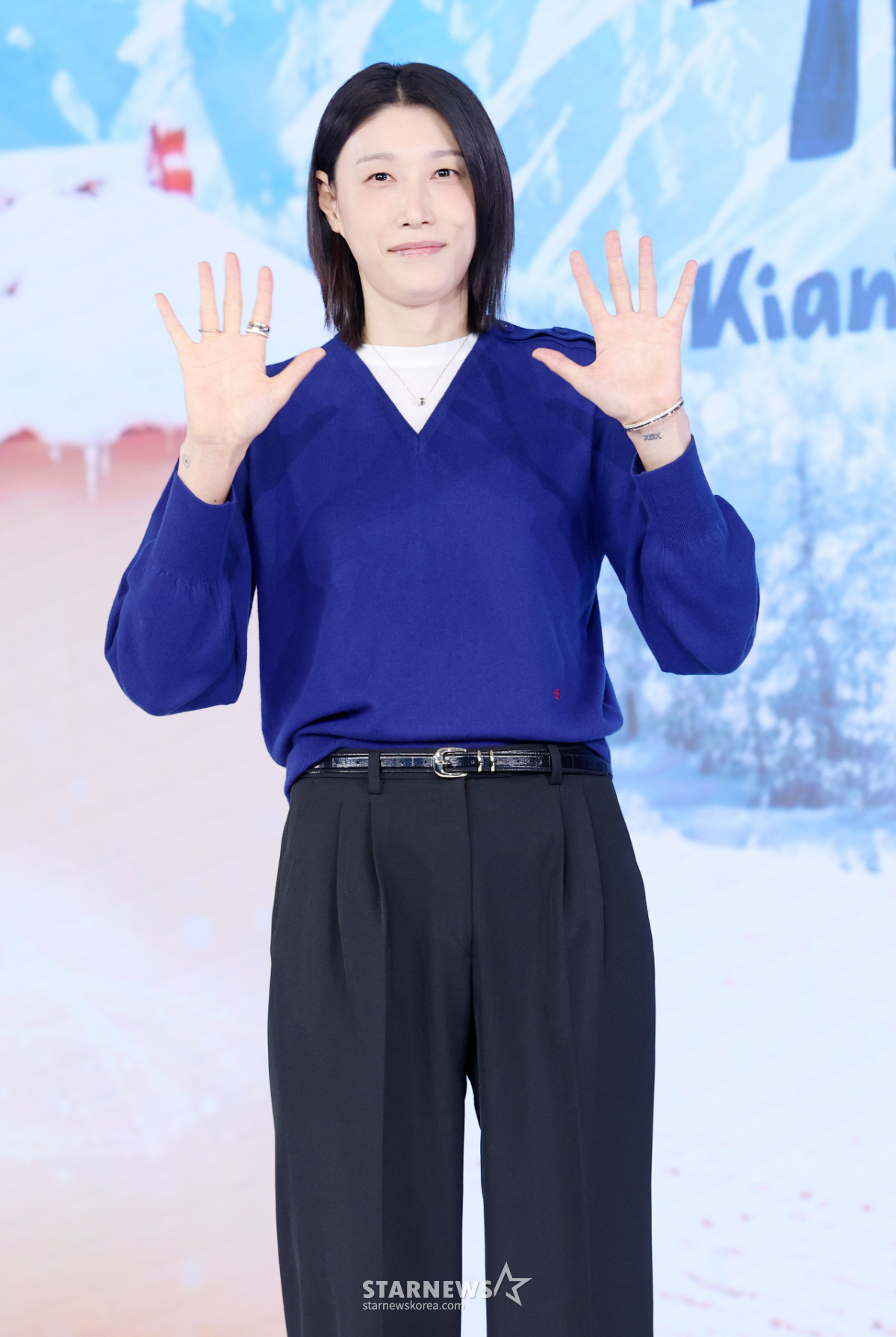 김연경, 스파이크 치던 손으로 청소 싹싹[★포토]