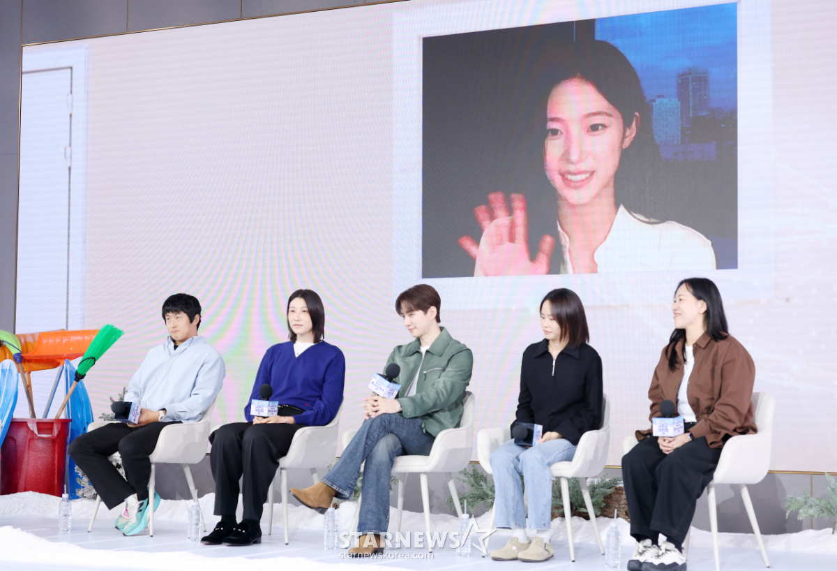 화상으로 참여한 카즈하와 함께[★포토]