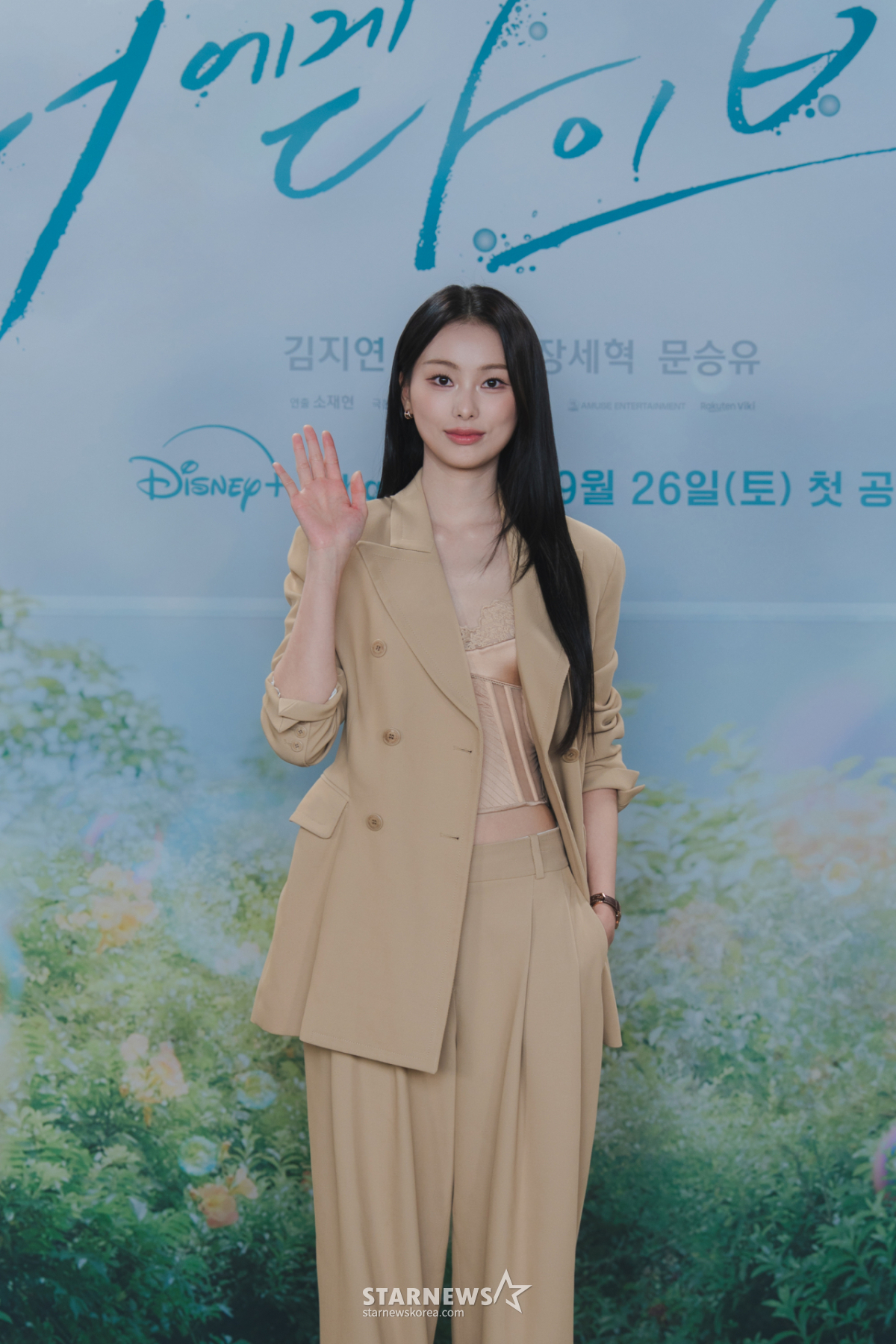문승유 '시크한 손인사'[★포토]