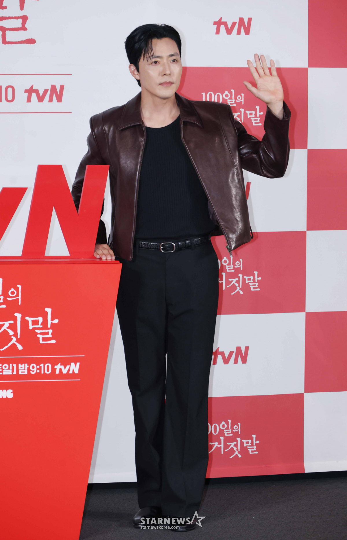 이무생 '여심 잡는 손인사'[★포토]