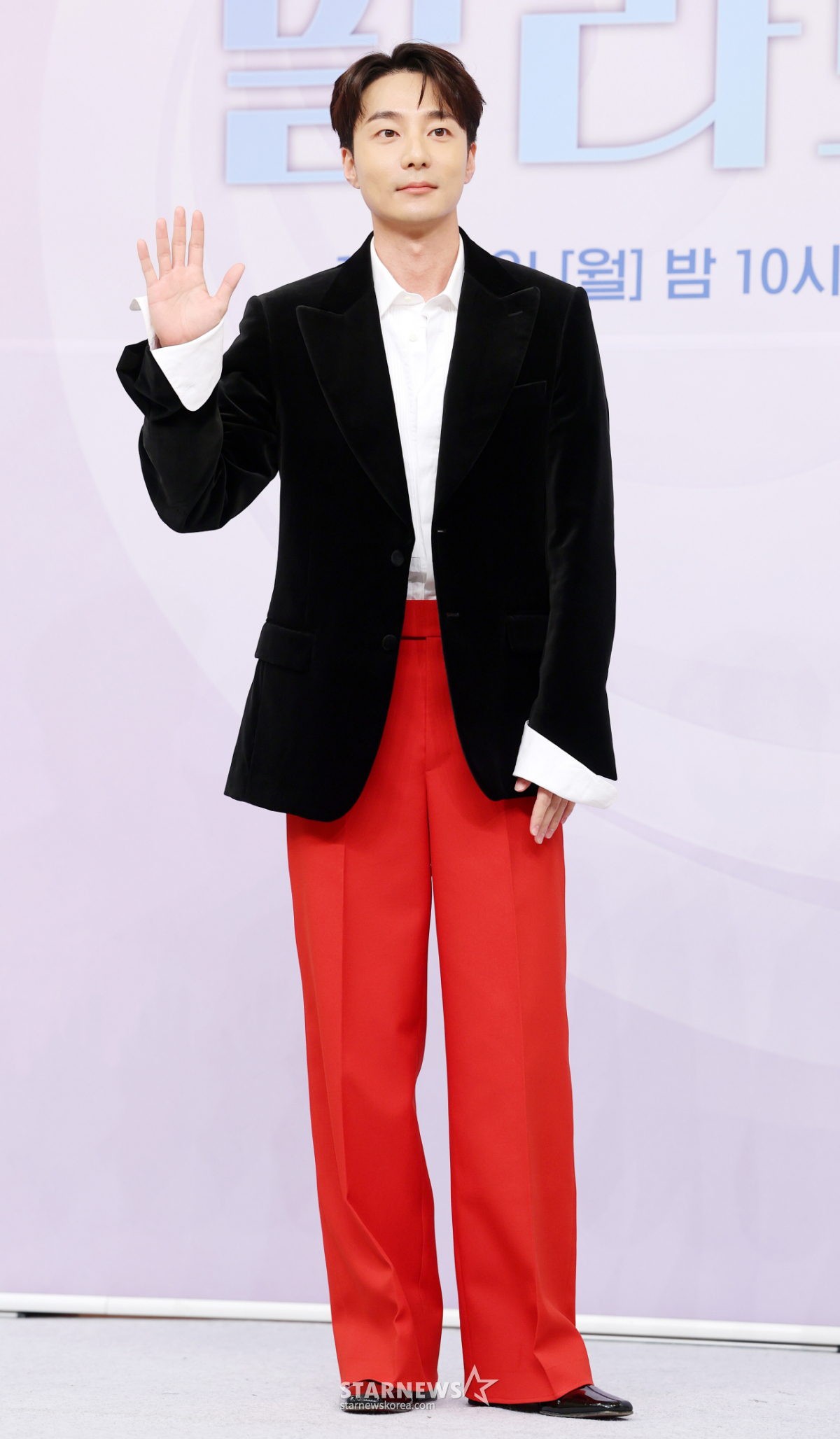 로이킴, 눈에 확 띄는 빨간 바지[★포토]