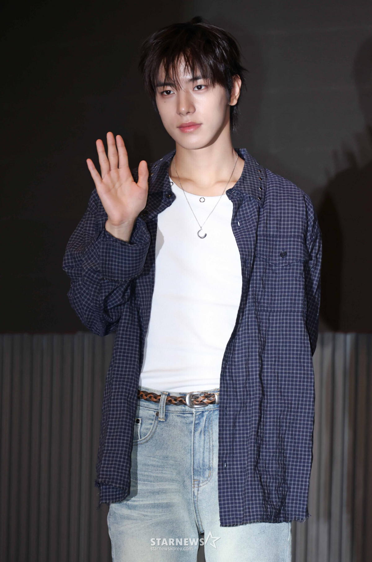 클유아 송승호 '시크한 손인사'[★포토]