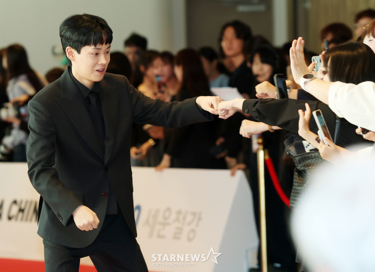 최현진, 팬들과 주먹인사 콩[★포토]