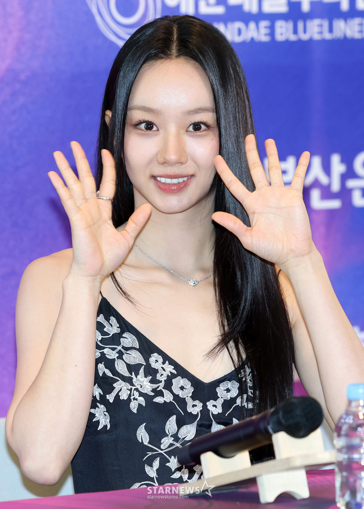이혜리, 눈 마주치며 심쿵 손인사[★포토]