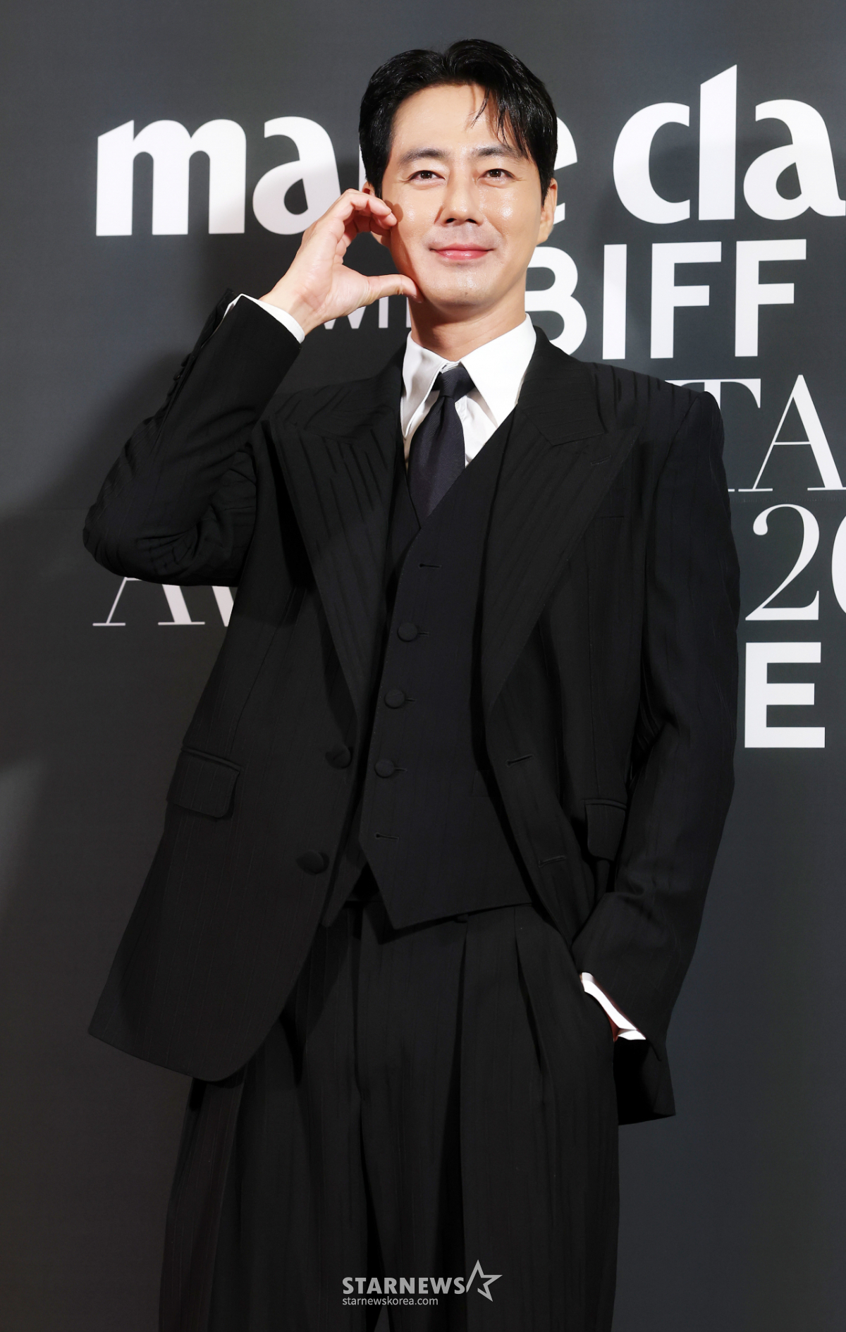 조인성, 볼하트로 훈훈함 완성[★포토]