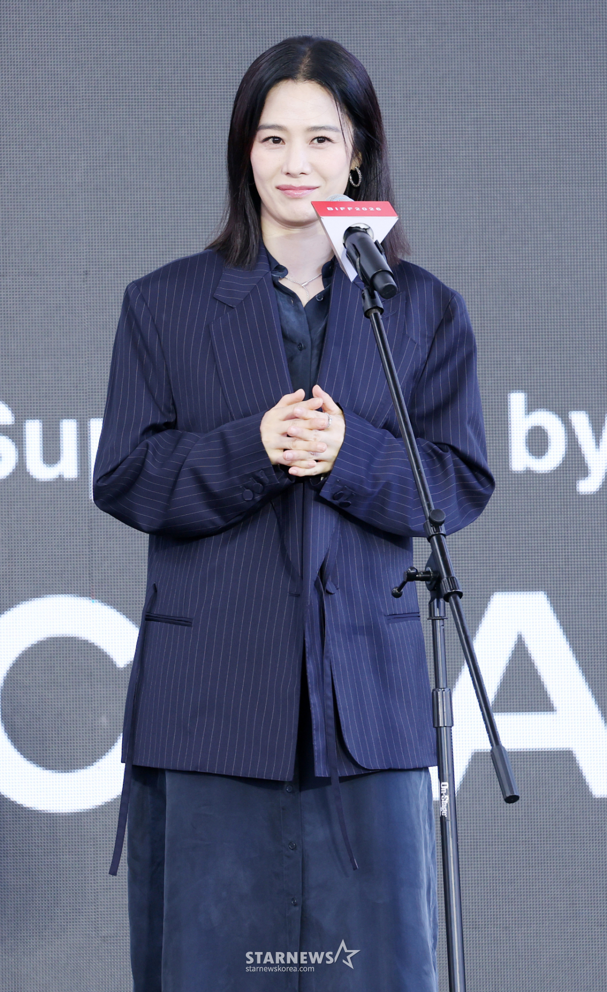 야외 무대인사 나선 배우 김현주[★포토]