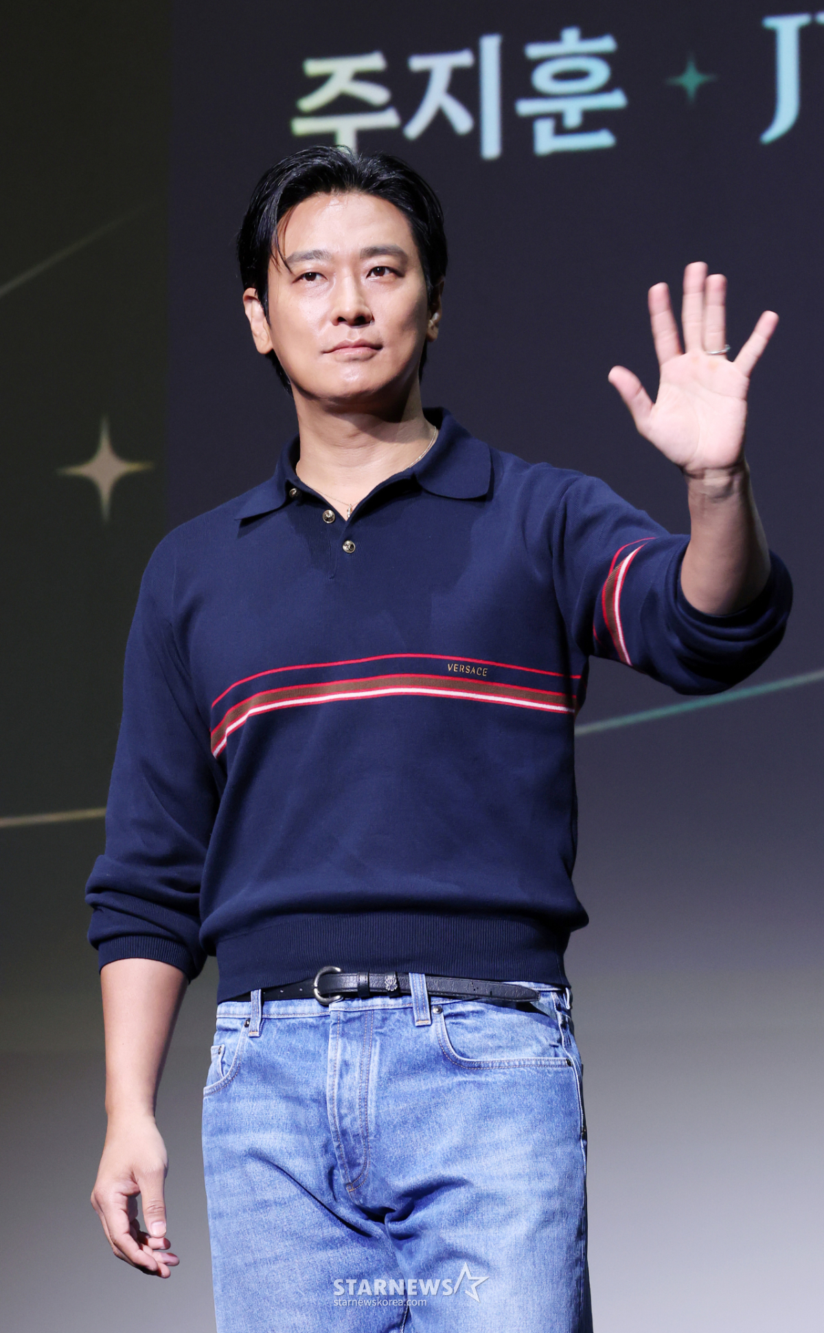 주지훈, 황제폐하의 근엄한 손인사[★포토]