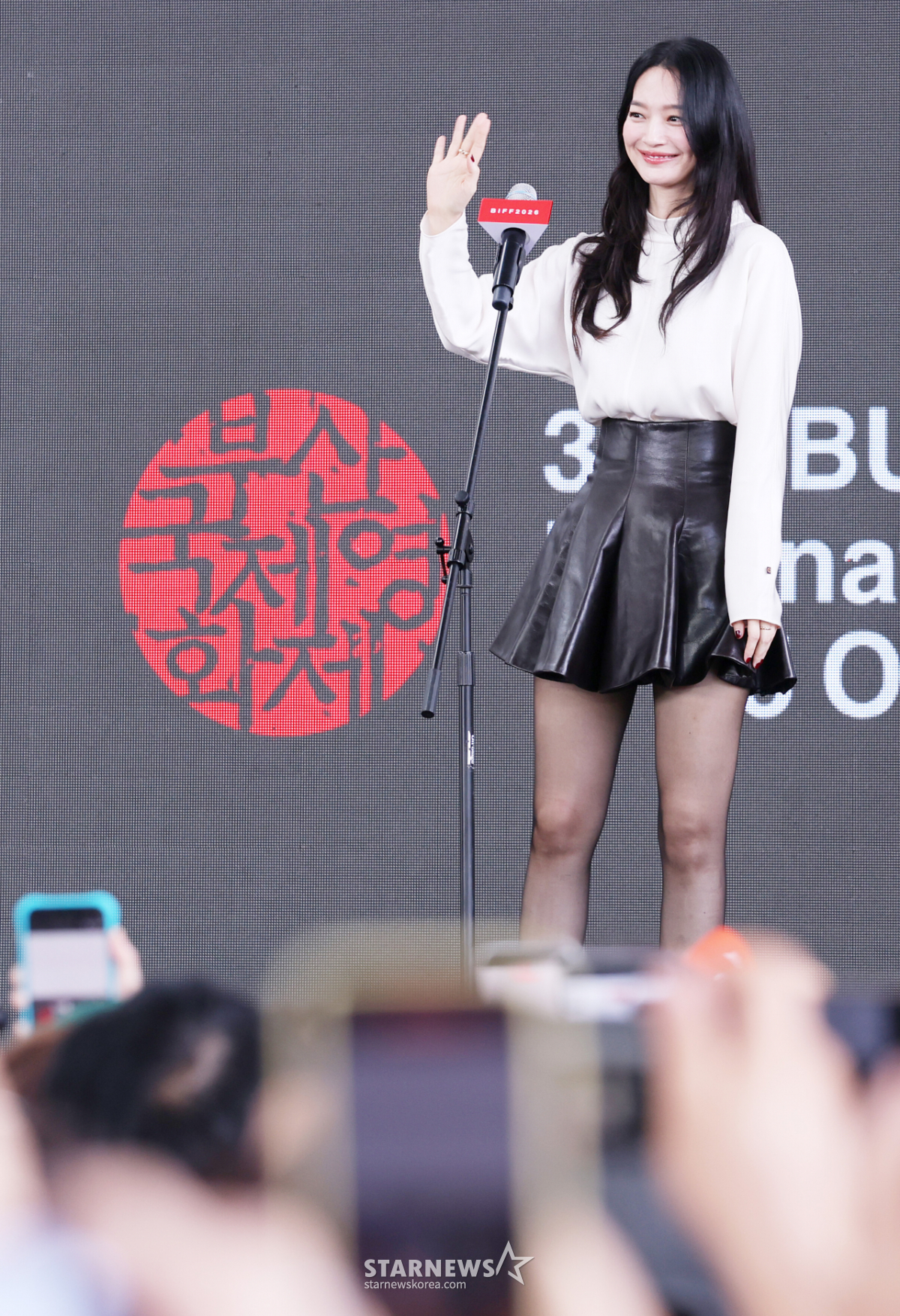 신민아, 부산 관객 여러분 안녕[★포토]