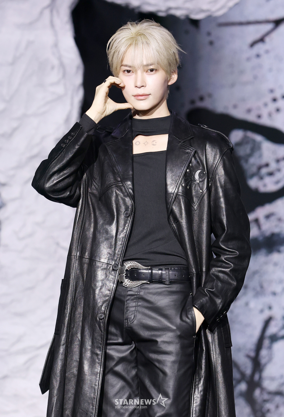 성한빈, 강렬한 의상에 깜찍한 볼하트[★포토]