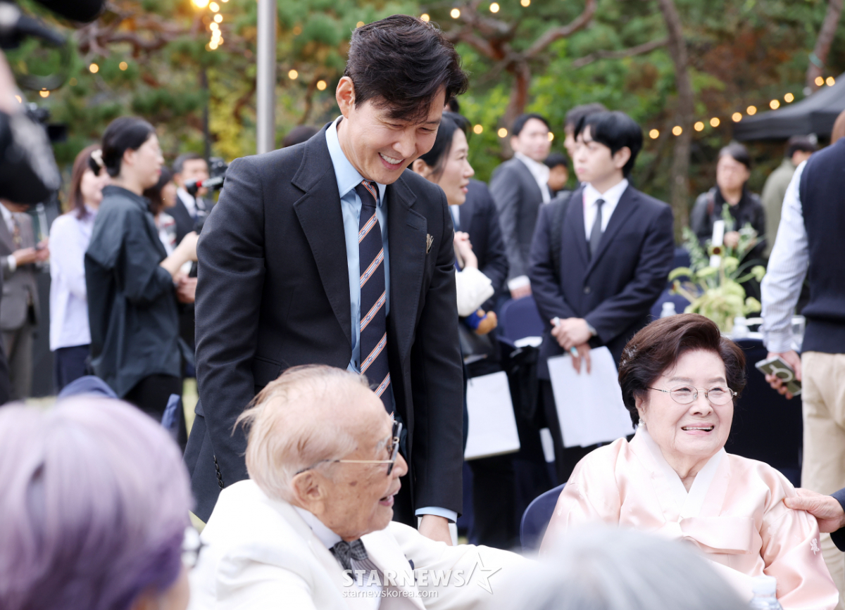 이정재, 신영균 재단 시상식 참석[★포토]