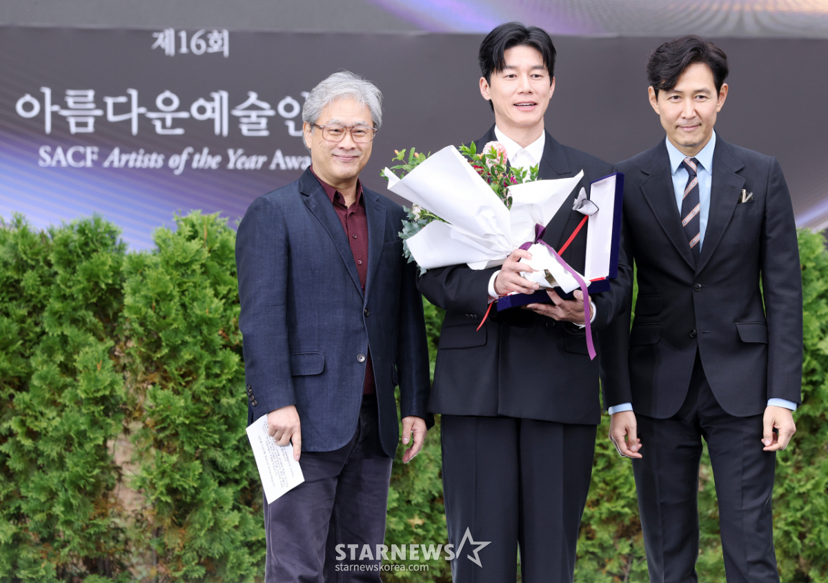 박찬욱-이정재, 김무열 수상 축하[★포토]
