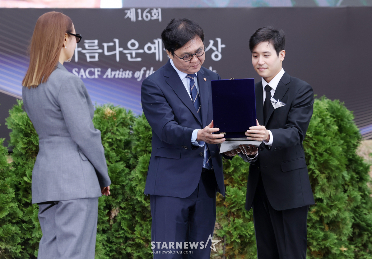 故안성기 배우 대리수상하는 아들 안필립[★포토]