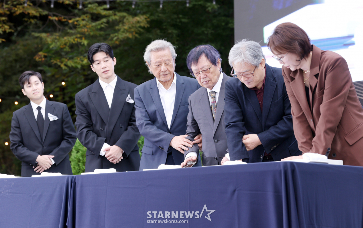 핸드프린팅하는 영광의 수상자들[★포토]