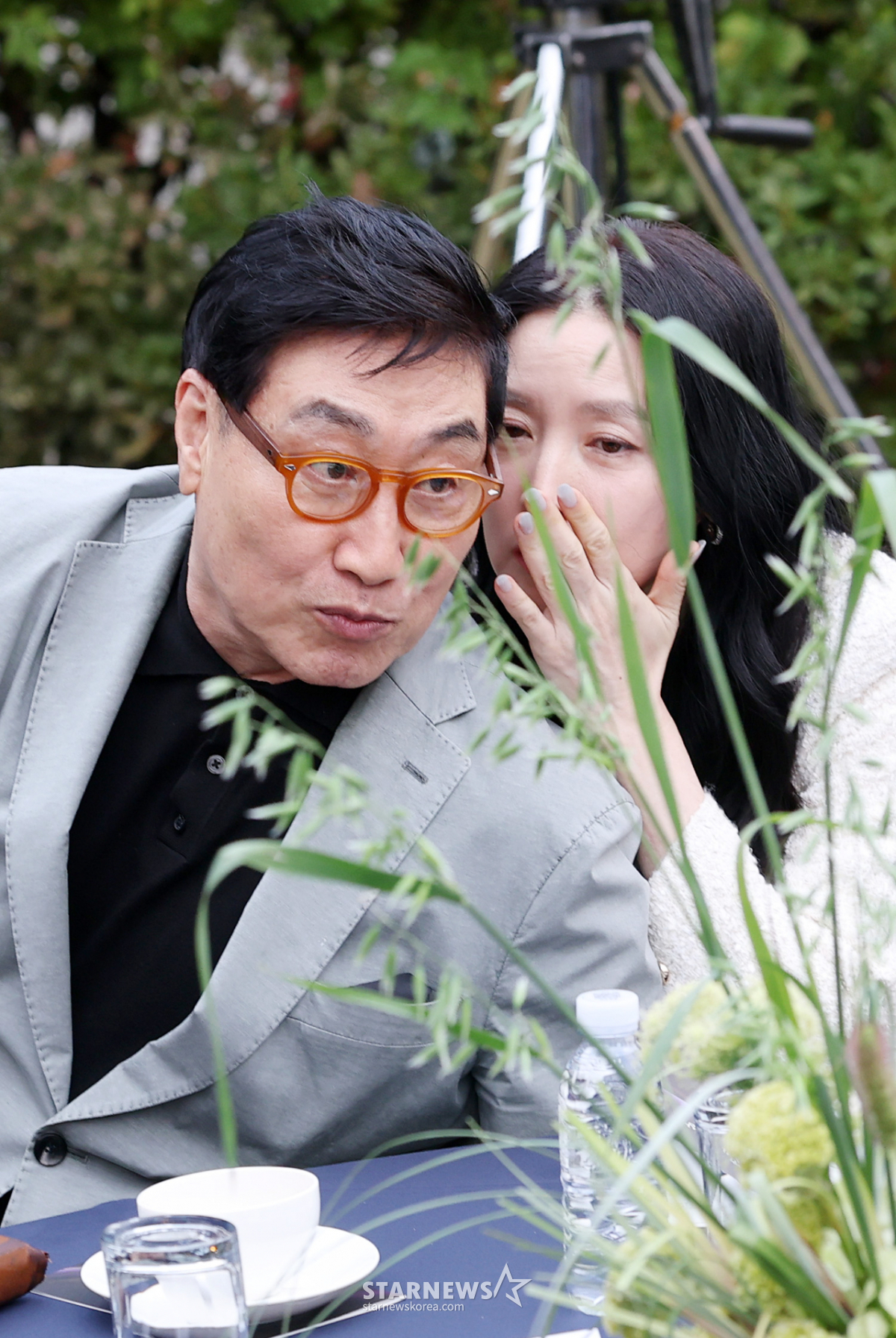 이영애, 남편과 속닥속닥[★포토]