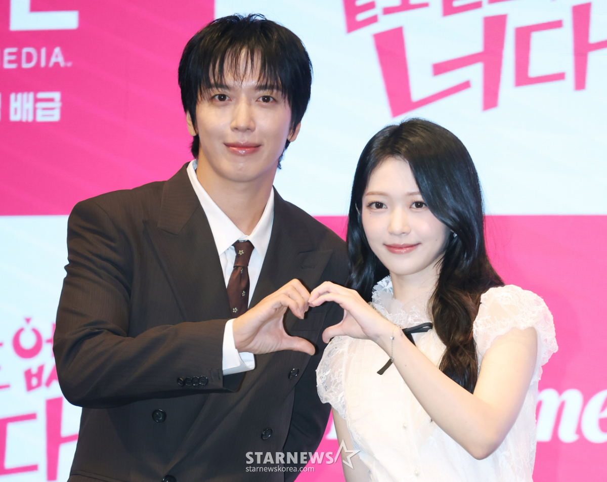정용화-홍승희 '포즈는 다정하게'[★포토]