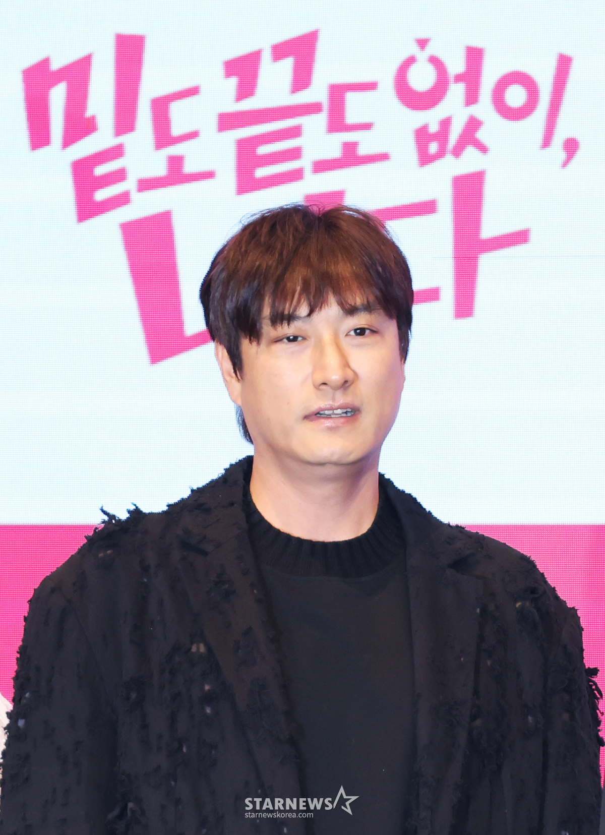 포즈 취하는 '밑도 끝도 없이, 너다' 윤종호 감독[★포토]