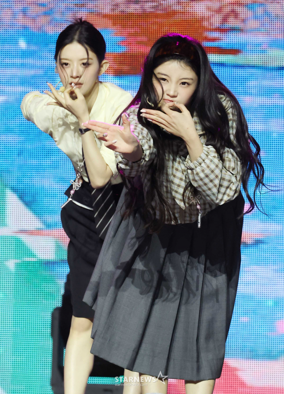 아일릿 원희-민주 '깜찍한 호루라기 퍼포먼스'[★포토]