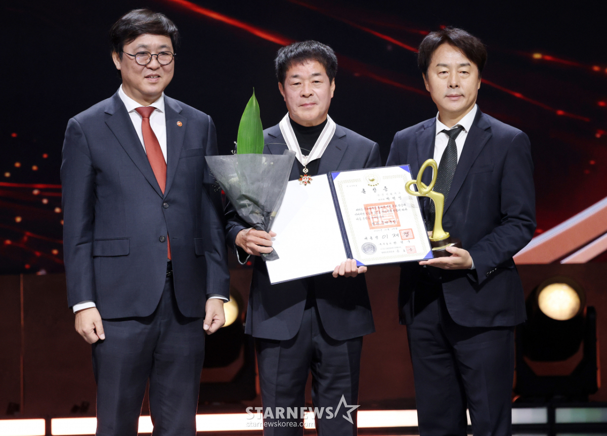 보관 문화훈장 수훈한 박명성 제작자[★포토]