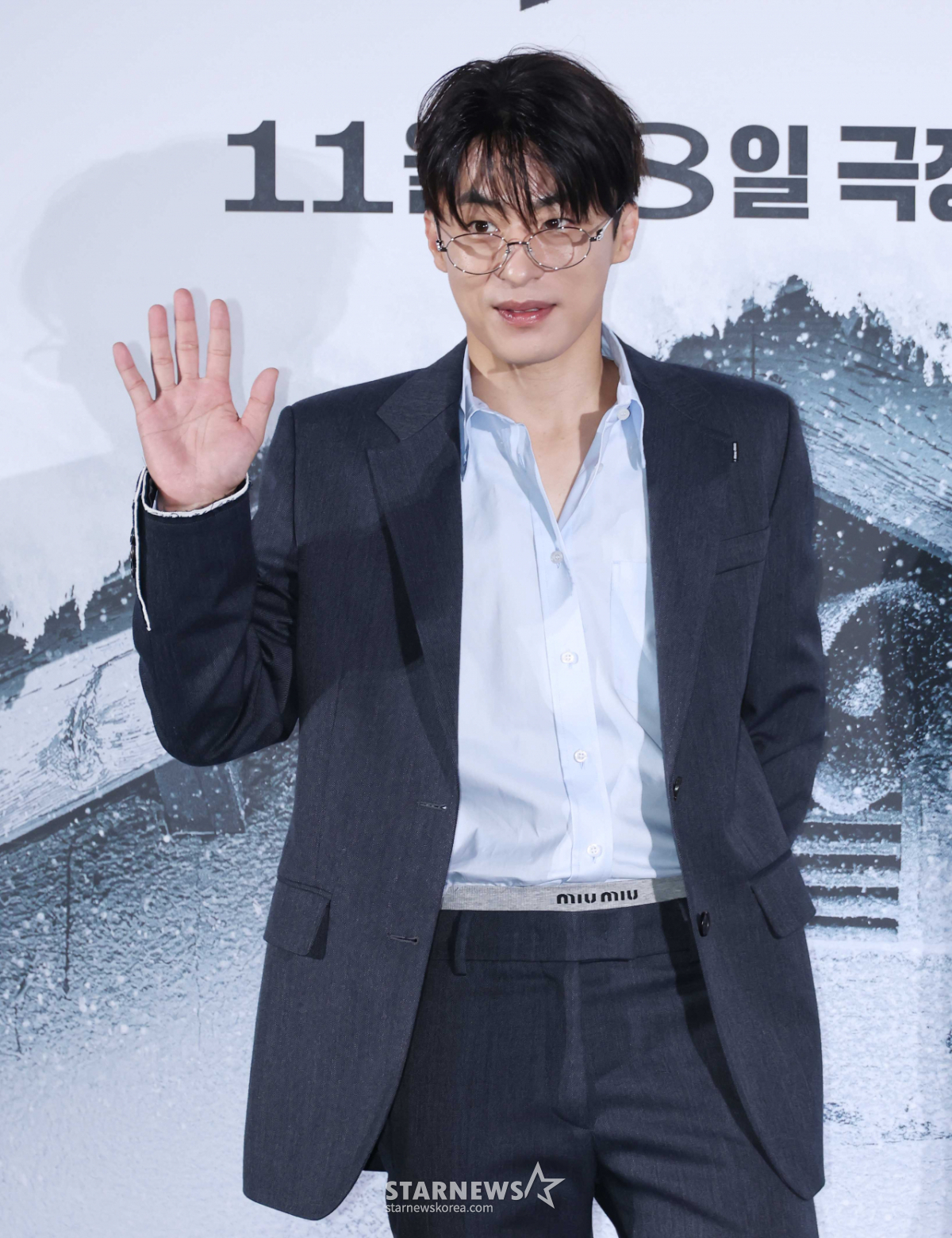 구교환 '카리스마 넘치는 손인사'[★포토]